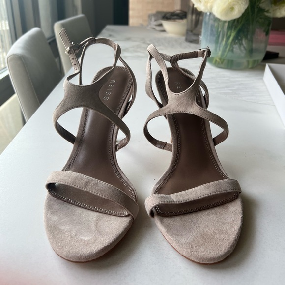 Reiss stilettos in a light grey nude. Never been worn. Size 40 - Picture 2 of 6